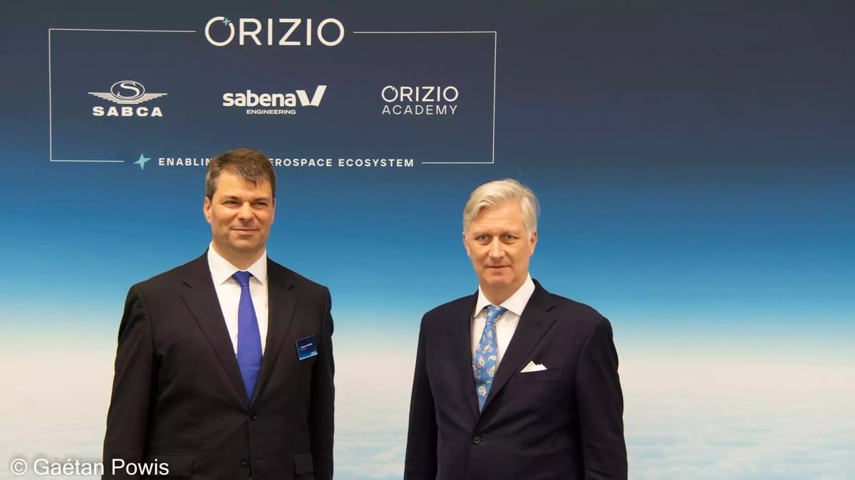 Stephane Burton, CEO d'Orizio, et le roi Philippe durant sa visite de la SABCA à Bruxelles le 26 mars 2024.
