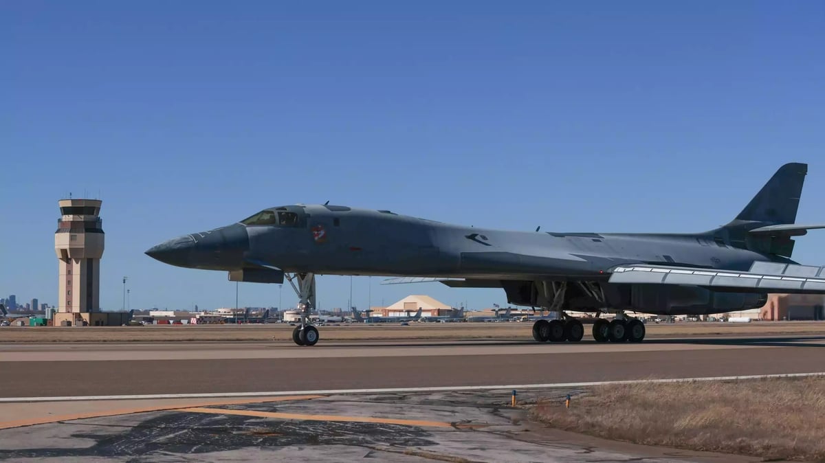 B-1B Lancer "Lancelot" arrivé à Tinker en vue d'être remis en service après être sorti du stockage de l'AMARG (8 février 2024).