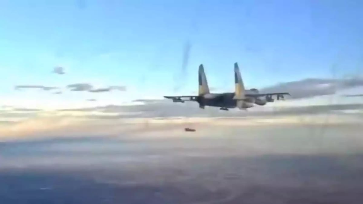 Su-27 Flanker ukrainien larguant une bombe propulsée AASM.