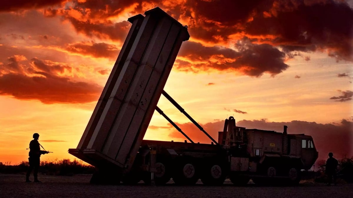 Système antimissile balistique THAAD devant un coucher du soleil.