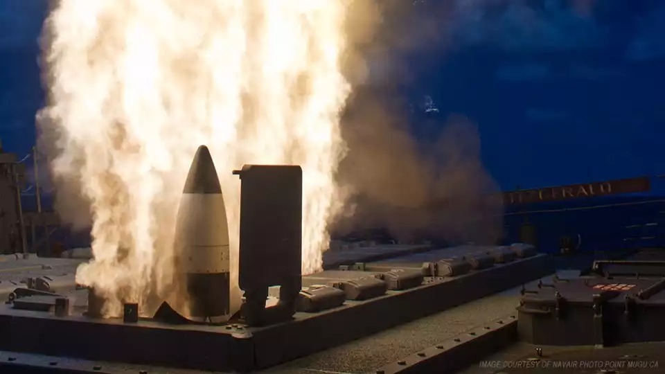 Tir de nuit d'un SM-3 depuis les cellules Mk 41 VLS du destroyer lance-missiles USS Fitzgerald (DDG-62) durant un exercice de nuit (25 octobre 2012).