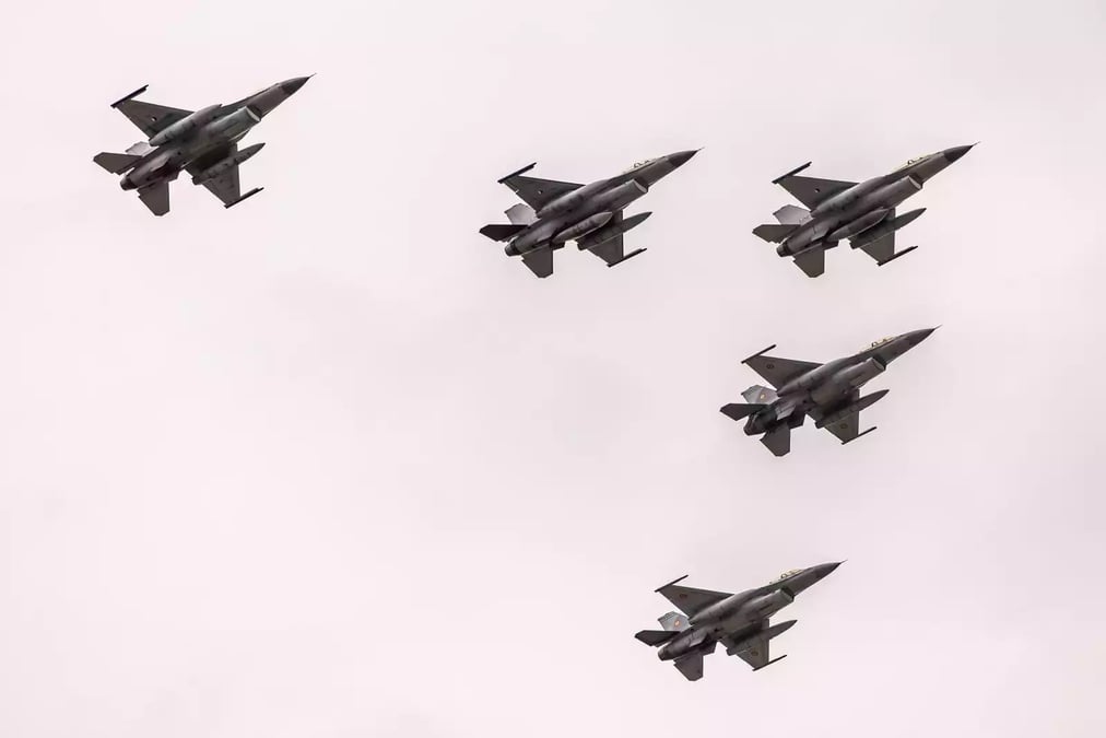 Arrivée d'un F-16AM et de deux F-16BM à l'EFTC, accueillis par deux F-16 roumains.