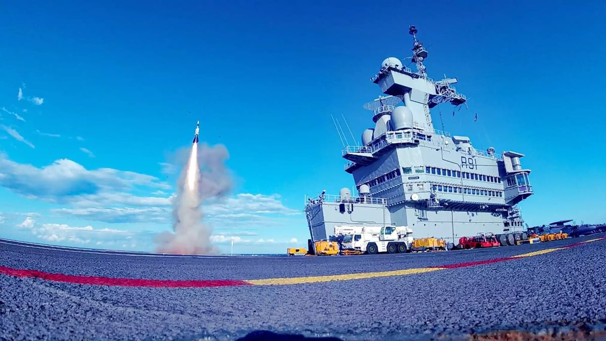 Tir d'un missile antiaérien moyenne portée Aster 15 depuis le porte-avions Charles de Gaulle (23 avril 2024).