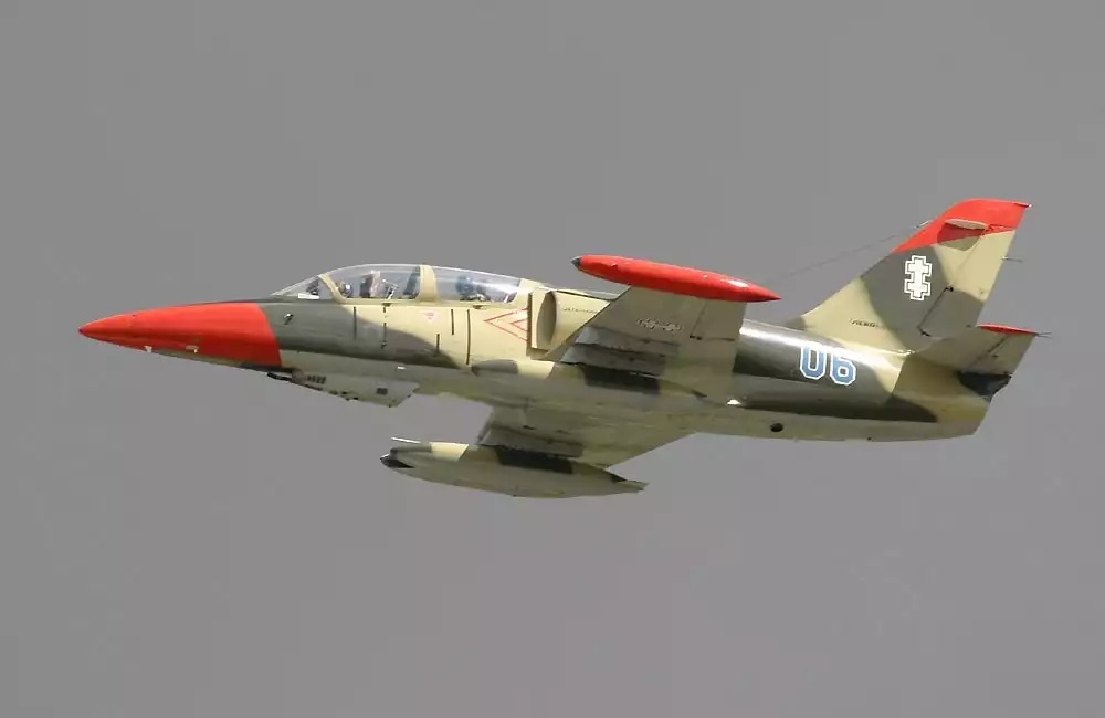 L-39ZA Albatros lituanien (06 Blue), reconnaissable avec son canon GSh-32 dans un pod situé sous le cockpit.