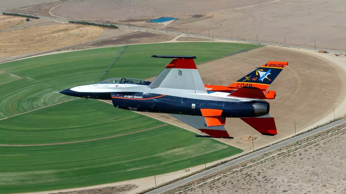 Le jet Variable In-Flight Simulator Aircraft (Vista) survole la base de l'US Air Force d'Edwards, en Californie.