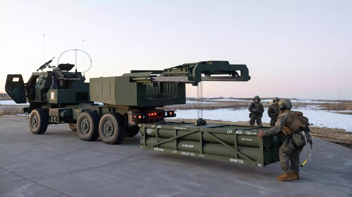 Rechargement d'un M142 HIMARS du 2e bat, 10e Marines, 2e division de Marines lors d'un Fire Raid simulé sur la base aérienne norvégienne d'Andøya (11 avril 2023).