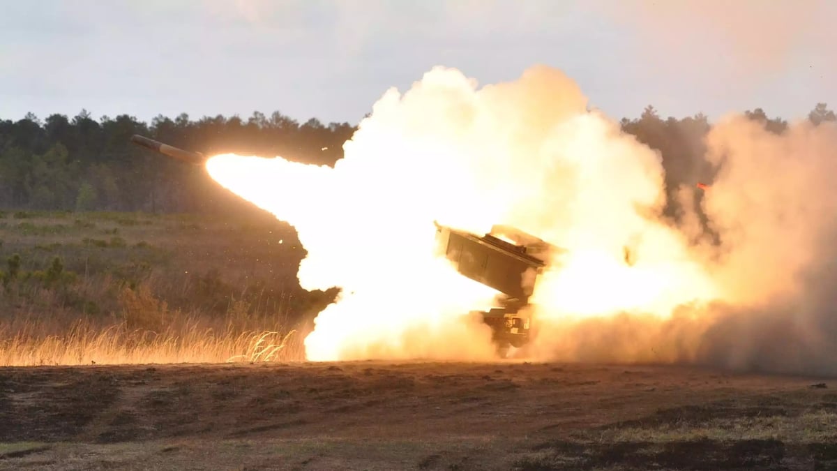 Tir d'une roquette de 227 mm par un M142 HIMARS américain durant un entrainement (Camp Blanding, 9 mars 2012).