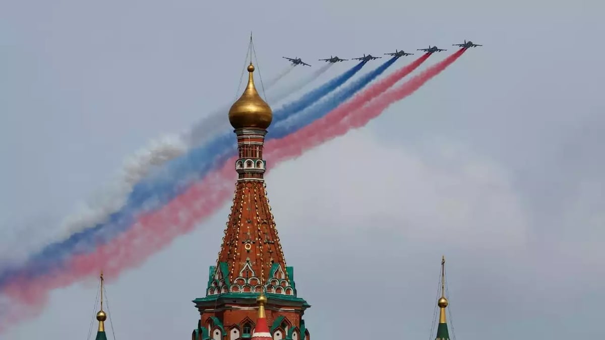 Après les Chevaliers russes et la patrouille Swifts, deuxième et dernière formation du défilé aérien, composée de six avions d'attaque Su-25 Frogfoot.