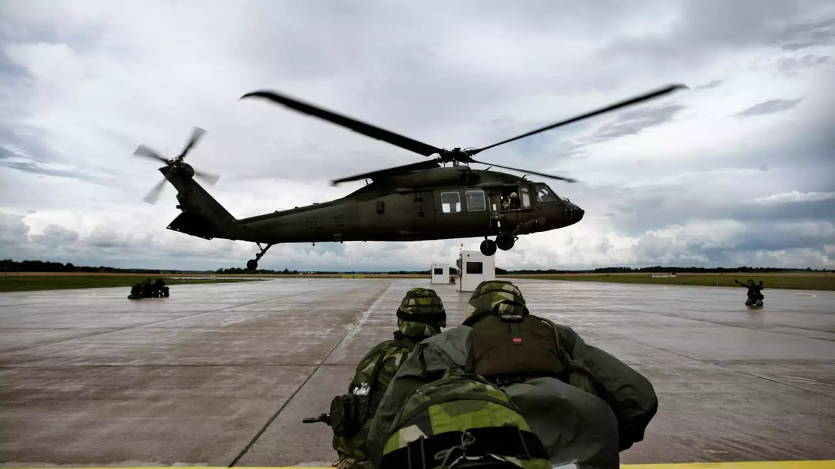 Atterrissage d'un hélicoptère de transport moyen UH-60M suédois durant un entrainement.