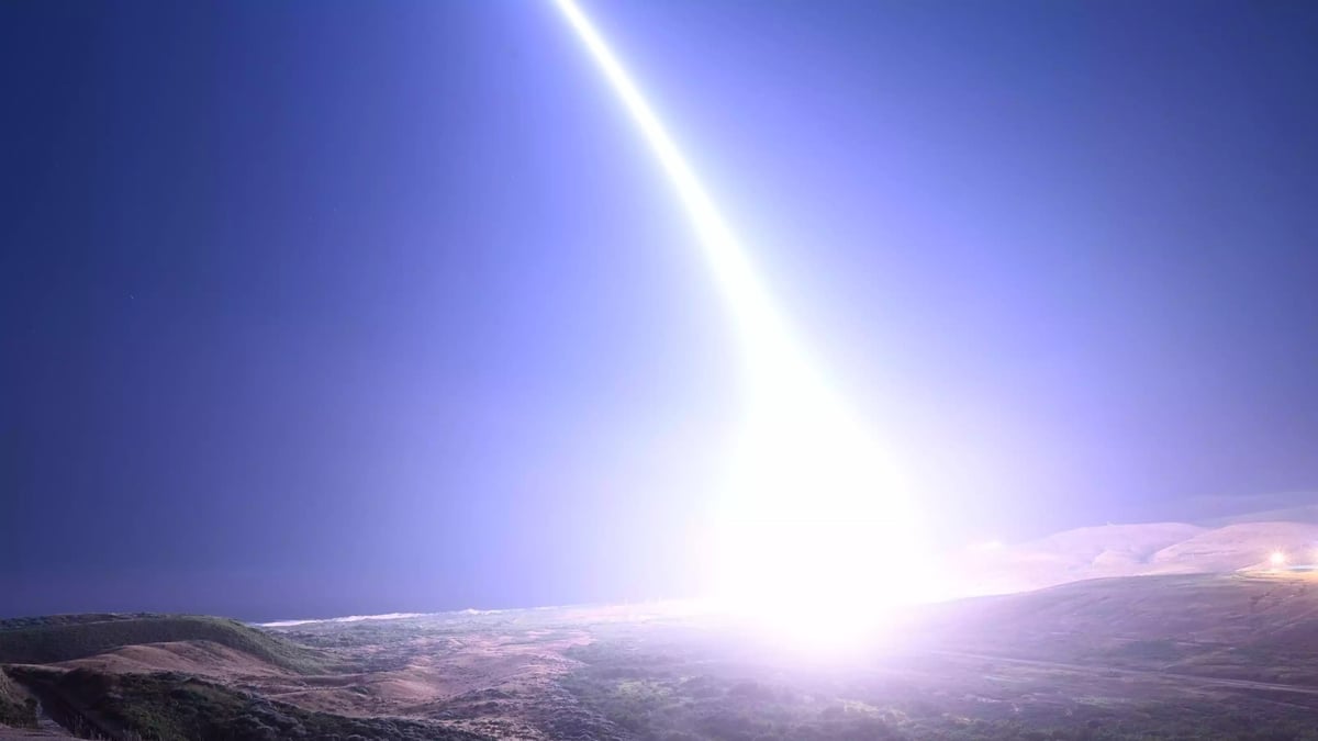 Tir d'essai d'un missile balistique intercontinental équipé d'un seul véhicue de ré-entrée interte depuis la base de Vandenberg (4 juin 2024).