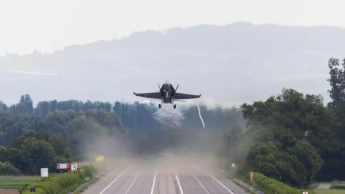 Décollage d'un F/A-18C/D Hornet suisse depuis une portion de l'autoroute A1 entre Payerne et Avenches dans le cadre de l'exercice Alpha Uno (5 juin 2024).