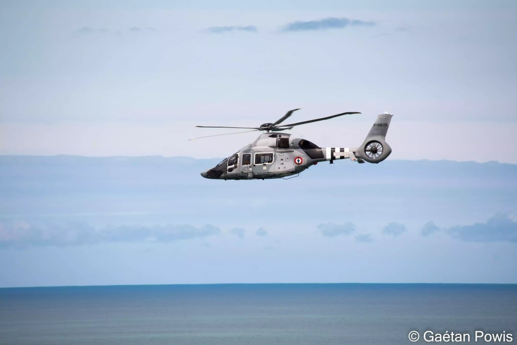 H160 de la Marine nationale avec les bandes d'invasion pendant le meeting aérien d'Arromanches (8 juin 2024).