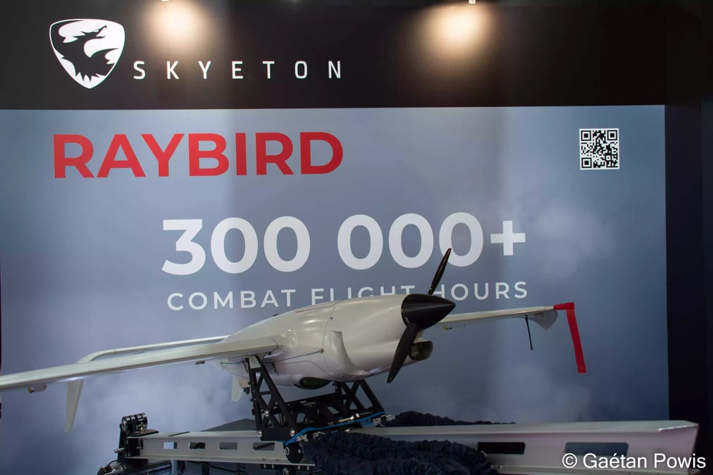 Drone multi-missions Raybird sur sa catapulte au stand Skyeton durant le salon Eurosatory 2024.