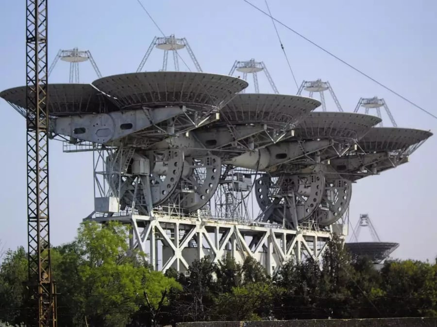 Radio téléscope ADU-1000.
