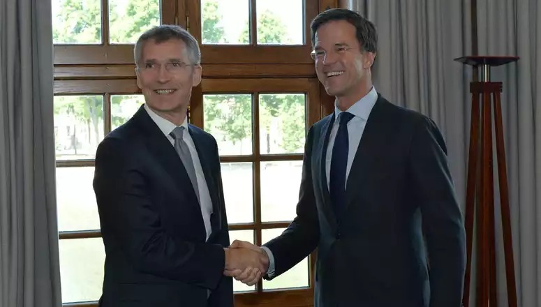 Jens Stoltenberg (à gauche) et Mark Rutte (à droite).