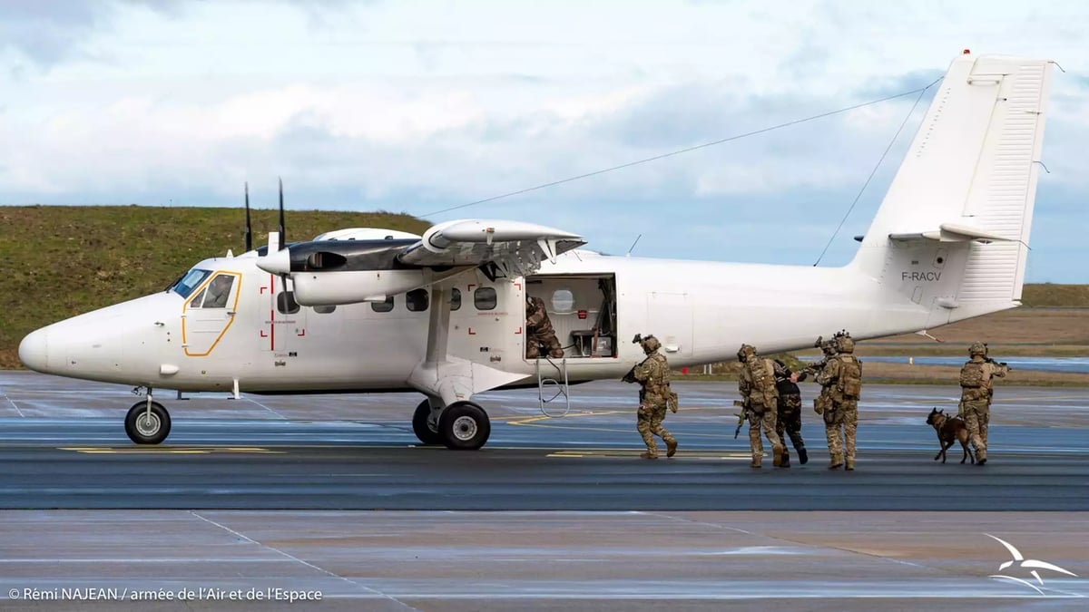 Forces spéciales françaises montant à bord d'un Twin Otter de l'Armée de l'Air et de l'Espace.