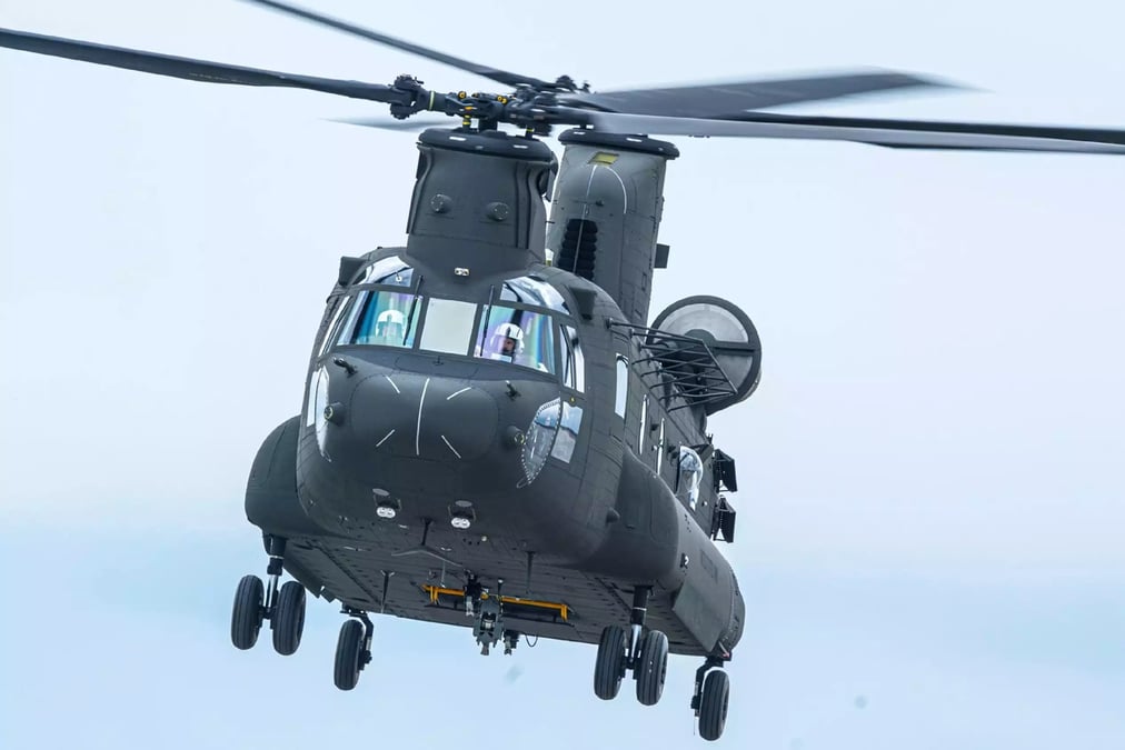 Hélicoptère de transport lourd CH-47F Block II de l'US Army durant des essais en vol.