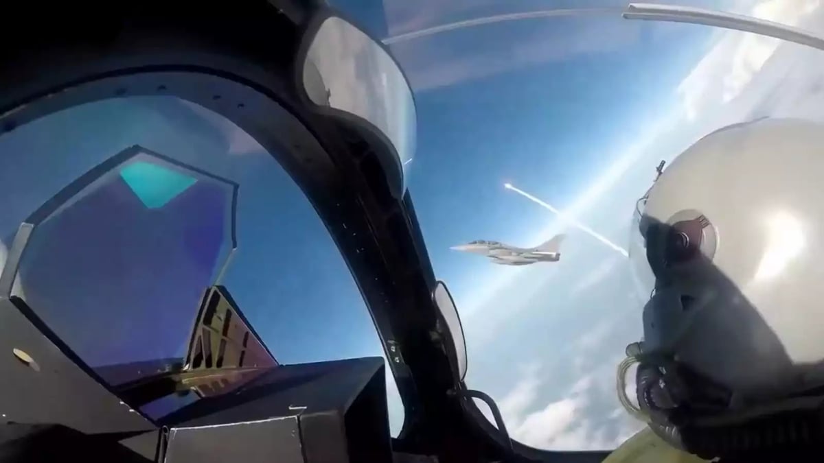 Deux Rafale français montant en altitude avec Ariane 6 durant son vol inaugural.