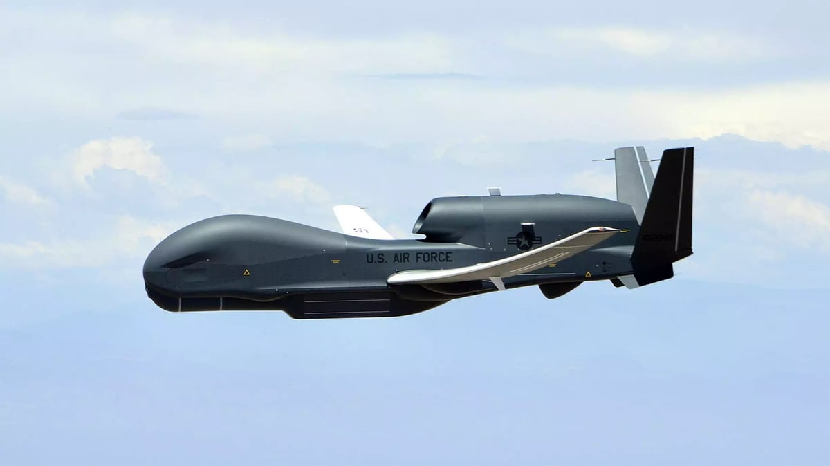 Drone de reconnaissance de haute altitude et à longue endurance RQ-4B Global Hawk de l'US Air Force.