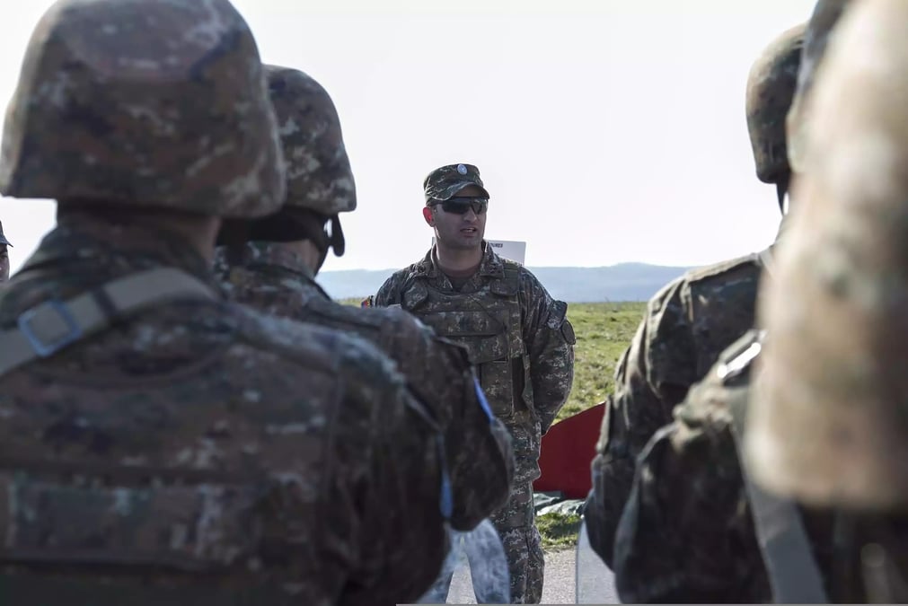 Les troupes arméniennes s’entraînant sur un Black Hawk de l’U.S. Army.