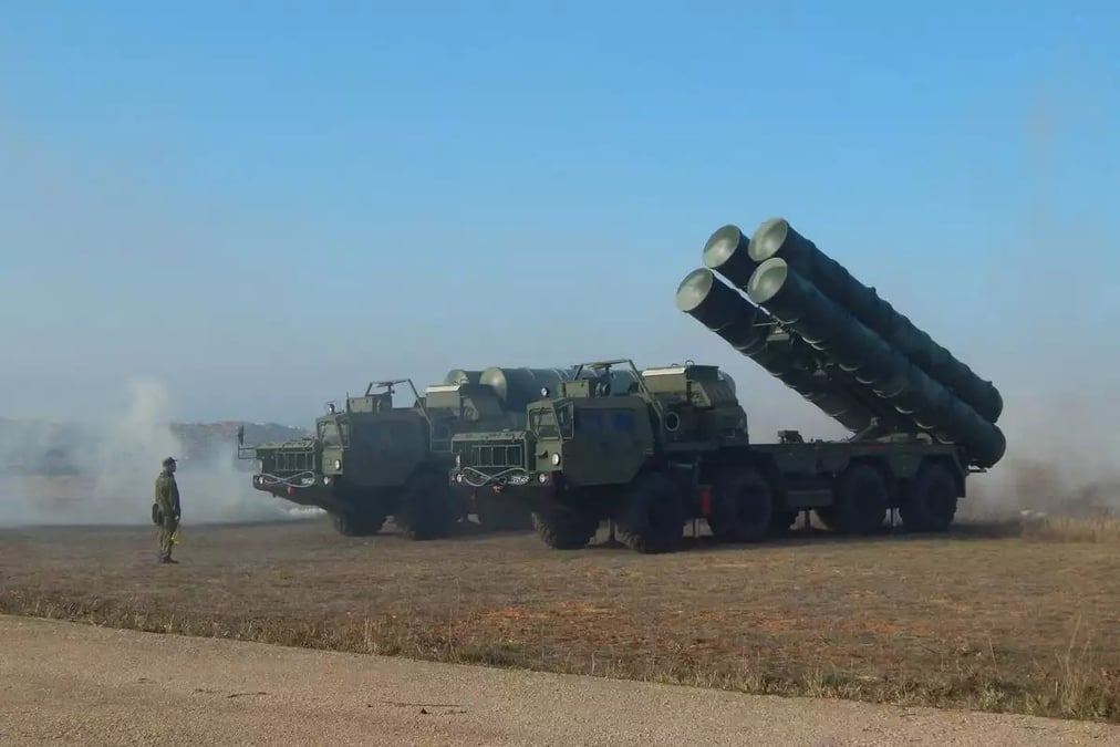 Deux lance-missiles antiaériens 5P85SE2 d'une batterie antiaérienne longue portée russe S-400 lors d'un entrainement (14 novembre 2019).