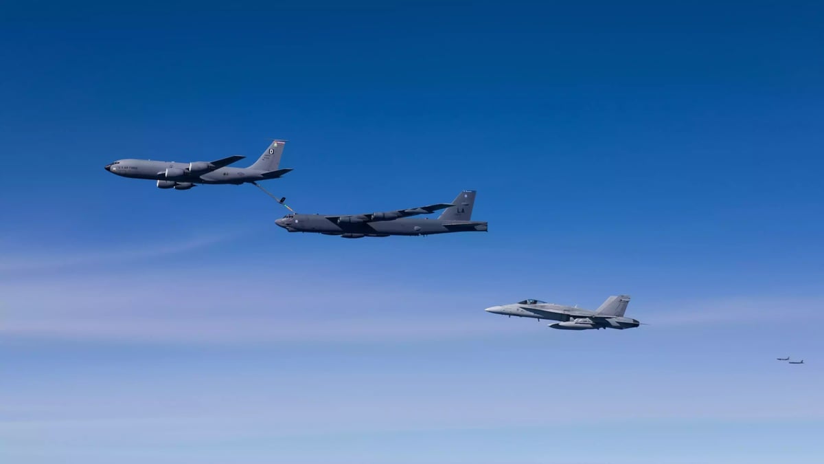 Ravitaillement en vol de deux bombardiers stratégiques B-52H Stratofortress par deux KC-135 Stratotanker escortés par des avions de combat F-18C finlandais durant la BTF24-4.