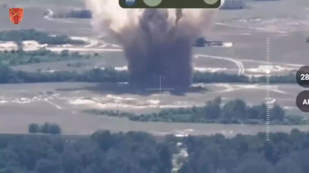 Frappe d'une bombe de précision JDAM (probablement JDAM-ER) sur un poste de commandement russe.