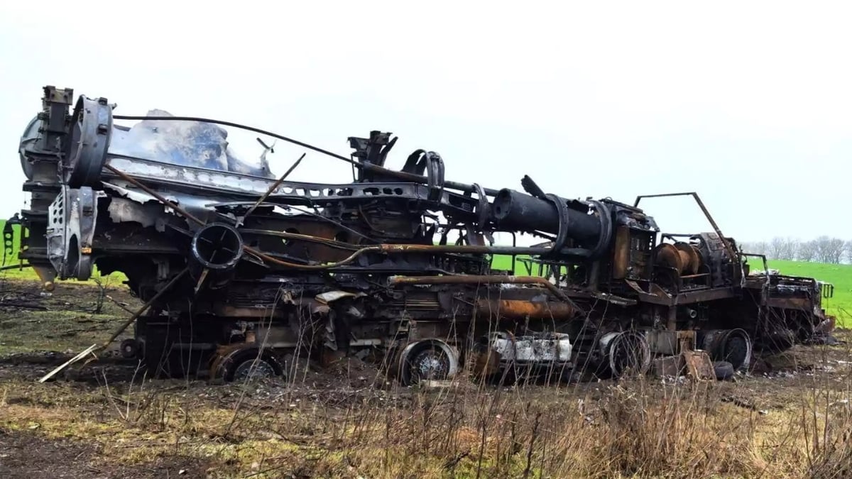 Véhicule lance-missiles S-400 8x8 5P85SM2-01 russe détruit en ukraine (8 novembre 2022).