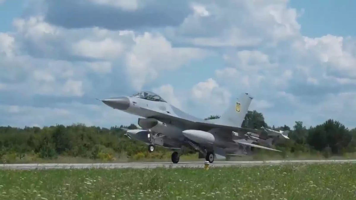 Une des premières images d'un F-16AM Fighting Falcon ukrainien atterrissant. L'avion est équipé de 4 Sidewinder L/M et d'au moins un pylône d'autodéfense ECIPS+.