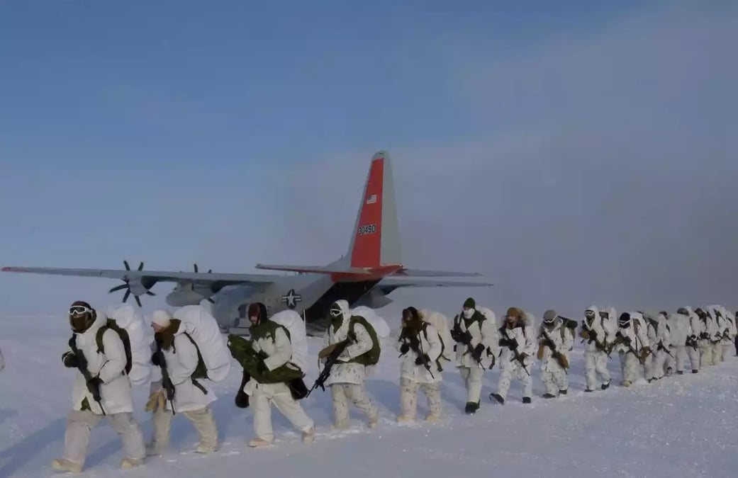 L’armée américaine et les forces canadiennes procèdent à une insertion tactique depuis un LC-130 Hercules à Nanavut, au Canada.