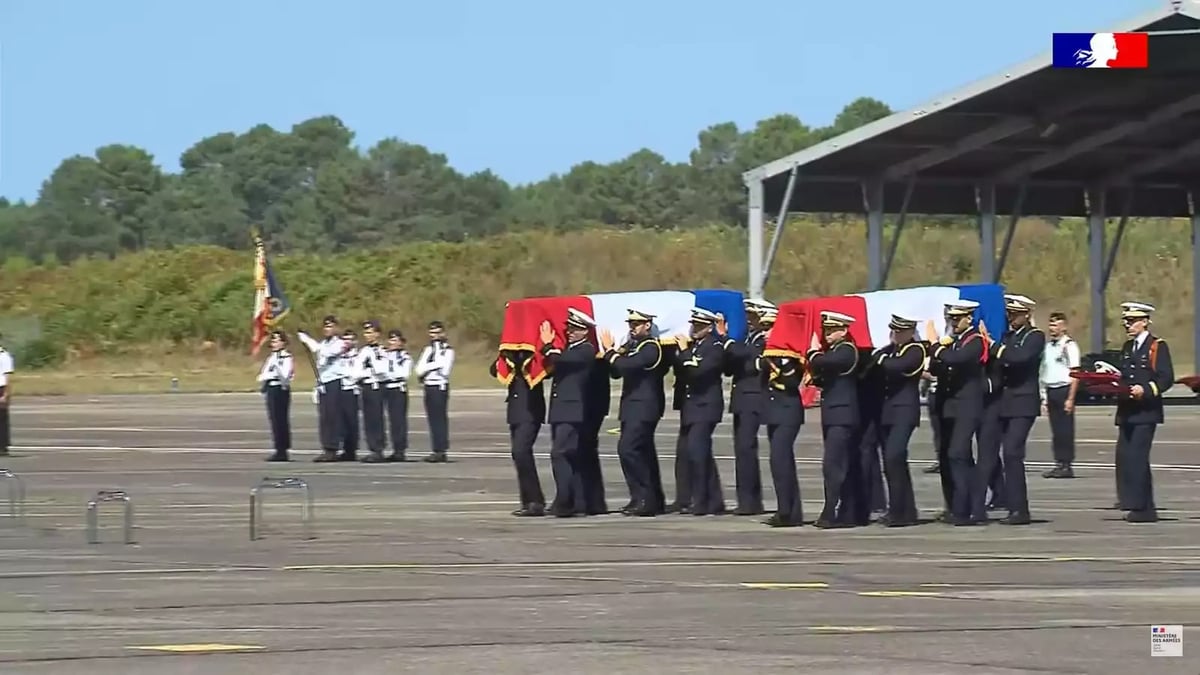 Arrivée des cerceuils des capitaine Sébastien Mabire et lieutenant Laurens lors de la cérémonie d'honneurs funèbres militaires sur la base aérienne de Monte-de-Marsan (22 août 2024).