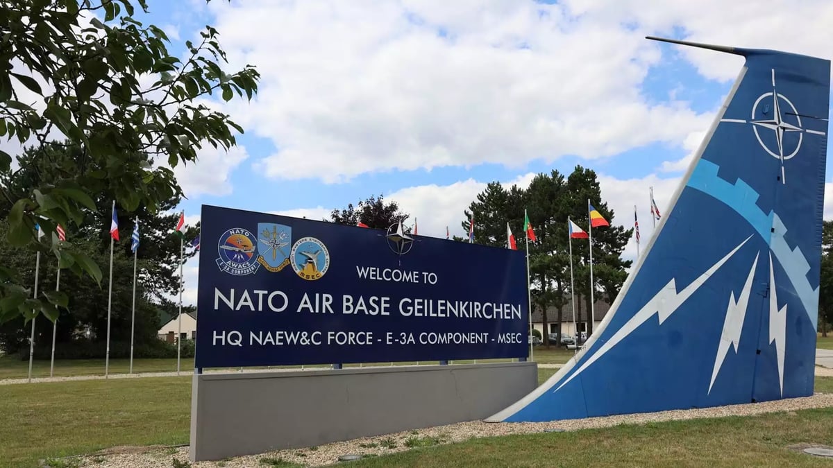 Entrée de la base aérienne OTAN de Geilenkirchen, avec le stabilisateur horizontal d'un E-3A Sentry AWACS.