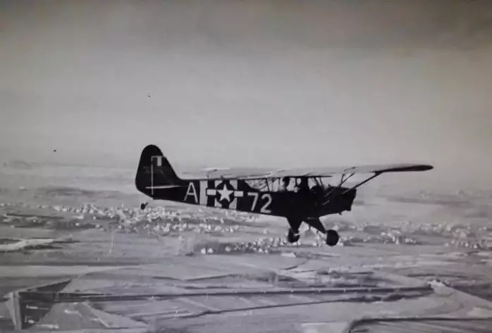 Avion d'observation Piper Cub 72 A de la 25ème SOAA, 2ème DB, en vol au-dessus de Paris (août 1944).