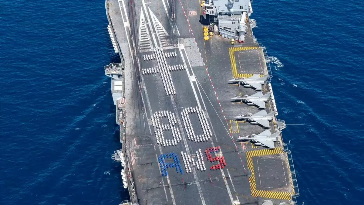 Le porte-avions Charles de Gaulle célèbre les 80 ans de la libération de Paris (24 août 2024).