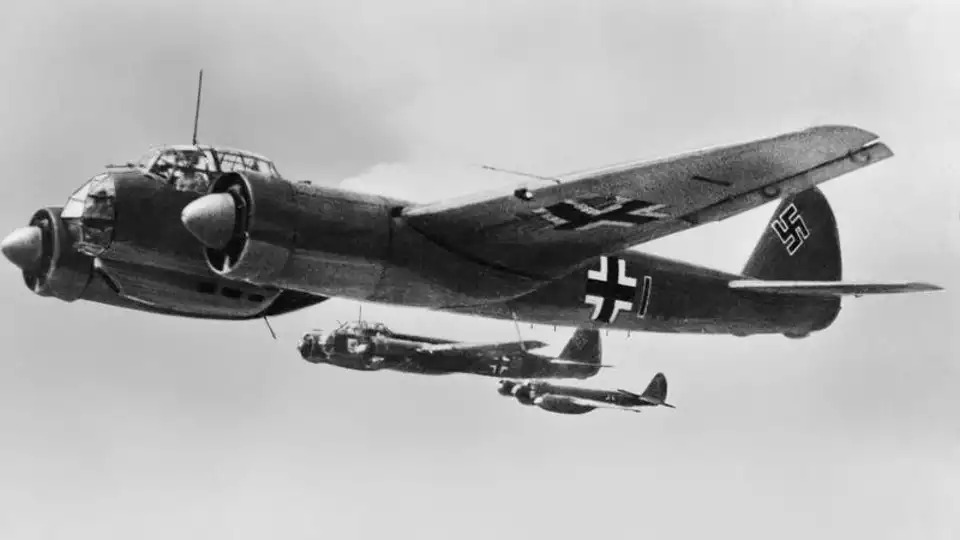 Trois bombardiers moyens Ju-88A-1 allemands en vol.