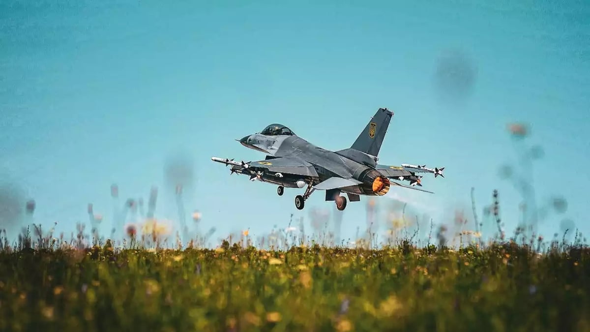 Décollage d'un avion de combat F-16AM ukrainien équipé de missiles AIM-9 Sidewinder et AIM-120 AMRAAM.
