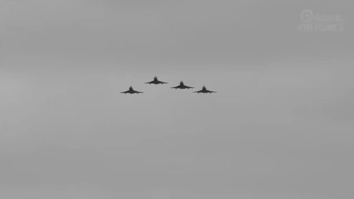 Quatre Eurofighter Typhoon juste avant une figure missing man en l'honneur du capitaine Sébastien Mabire et du lieutenant Matthis Laurens (15 août 2024).