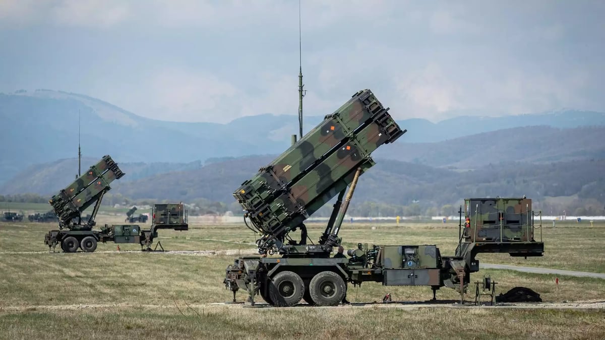 Deux lanceurs Patriot PAC-3 CRI hollandais avec une partie de la batterie en arrière-plan.