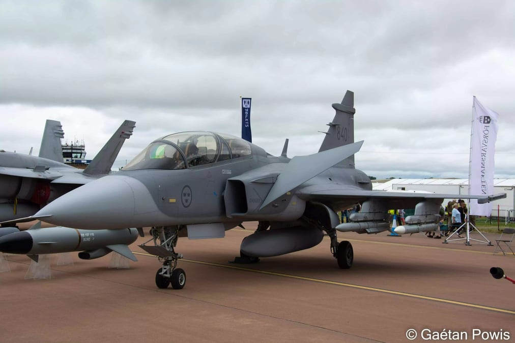 Avion de combat JAS-39D Gripen suédois équipé de missiles air-air très longue portée Metor et moyenne à longue portée AMRAAM (RIAT 2024).