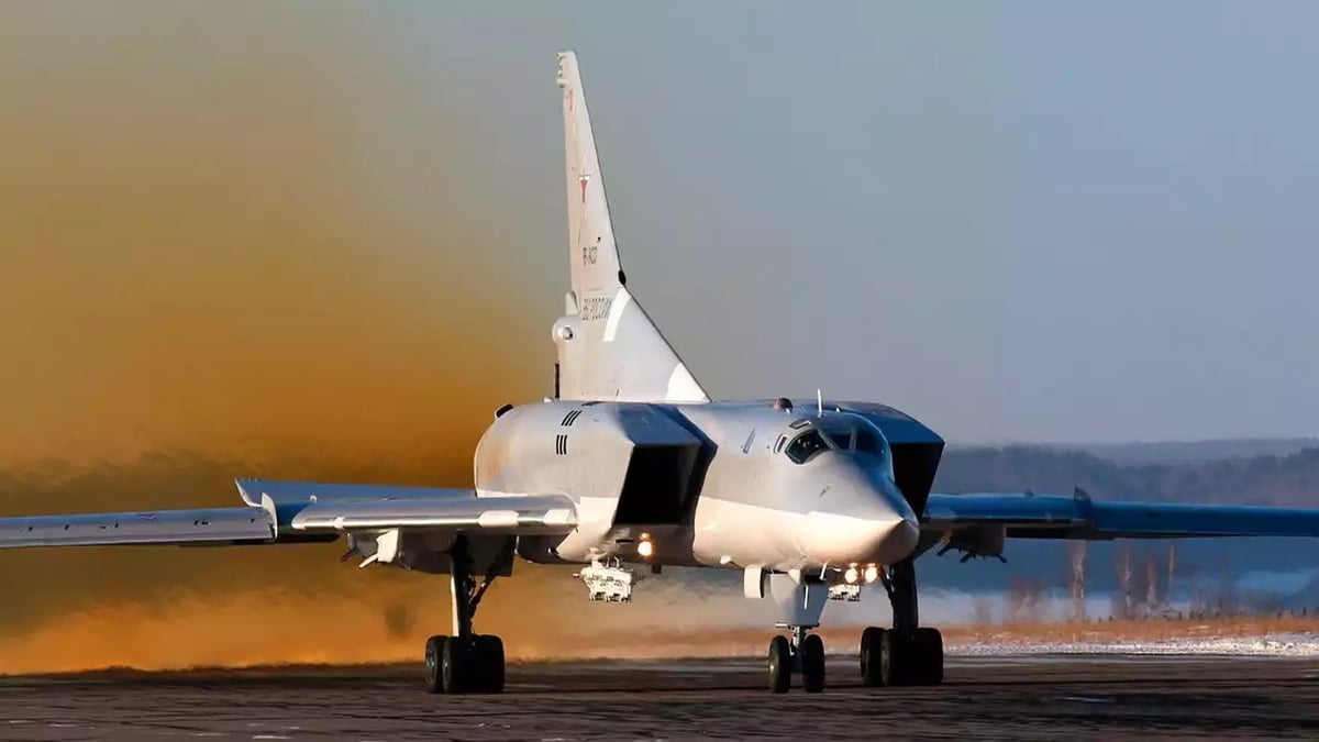 Montée en puissance des moteurs d'un bombardier stratégique russe Tu-22M3 Backfire-C s'apprêtant à décoller.