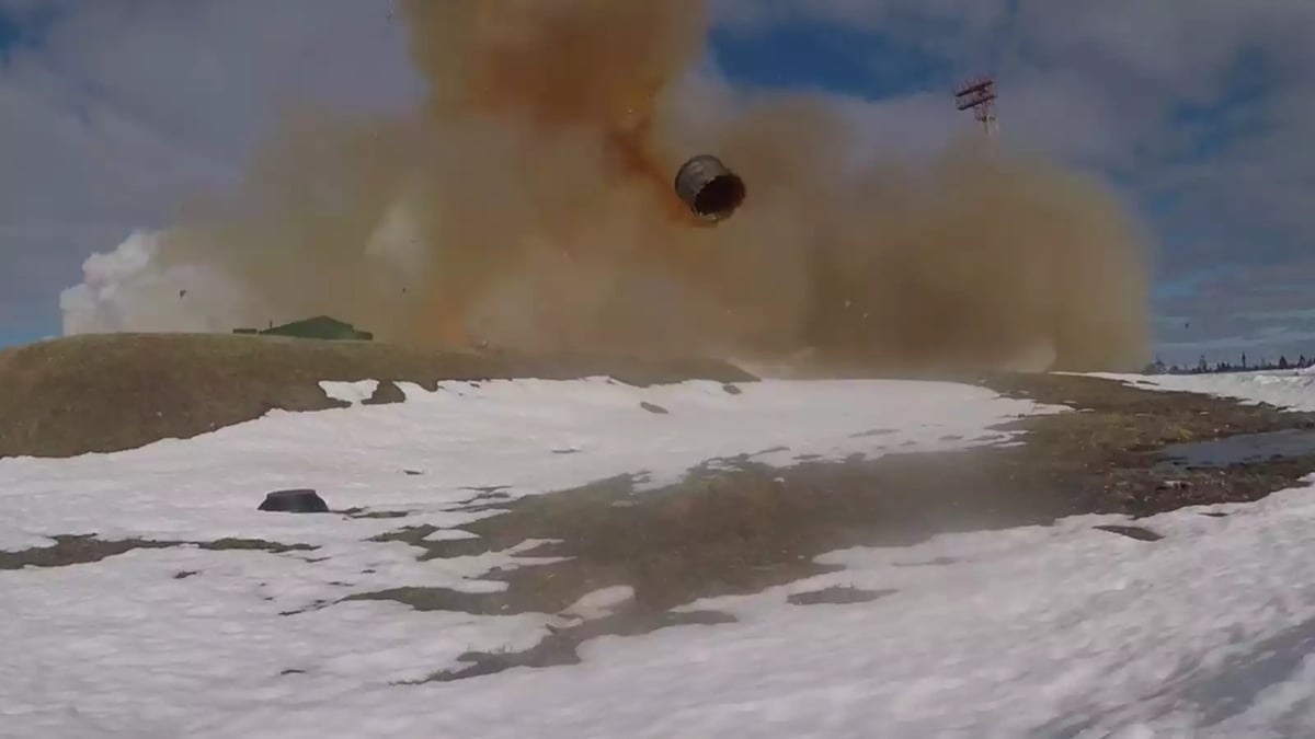 Fumée créée par le tir d'essai d'un ICBM RS-28 Sarmat (SS-X-30) depuis l'un des pas de tir de Plesetsk (Russie).