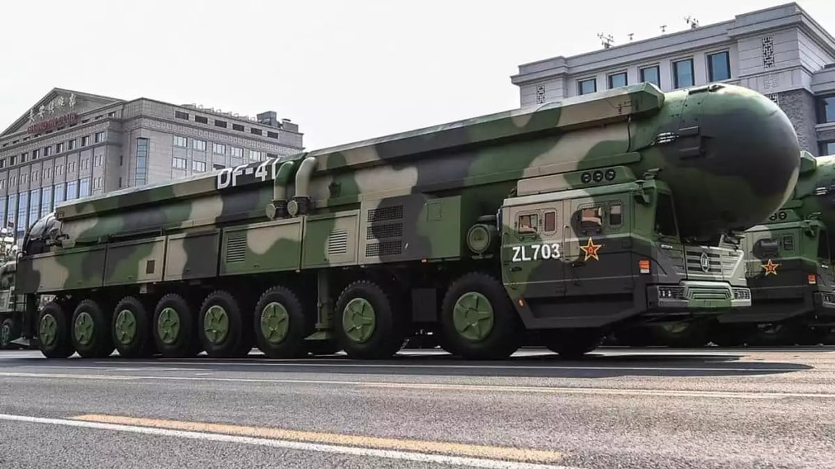 Missile balistique intercontinental (ICBM) DF-41 chinois durant une parade.