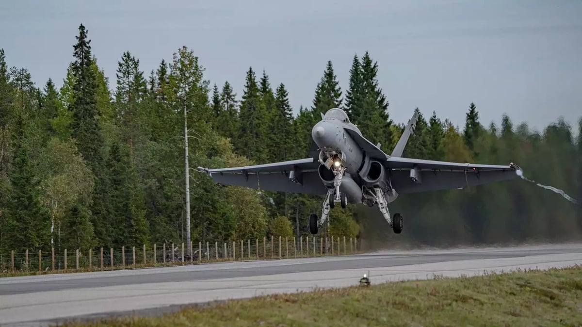 Décollage d'un avion de combat F/A-18C Hornet finlandais depuis la base aérienne temporaire de l'autoroute d'Hosio durant l'exercice BANAA 2024.