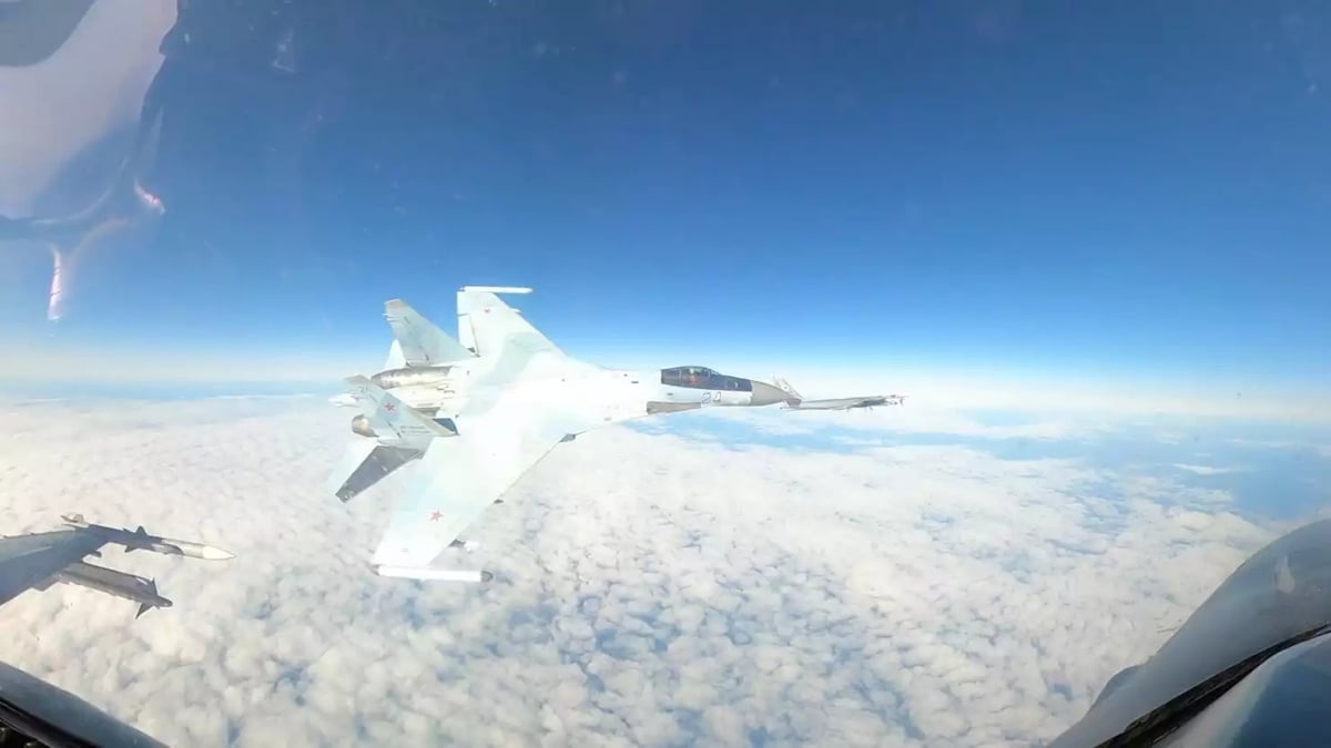 Su-35S russe dépassant à très faible distance un F-16C américain durant une interception au-dessus de l'ADIZ (Alaska) américaine (23 septembre 2024).