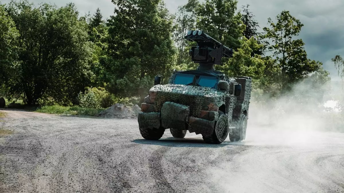 Véhicule blindé léger JLTV camouflé équipé d'un RBS 70 NG. Il fait partie de la solution antiaérienne mobile très courte portée MSHORAD de Saab.