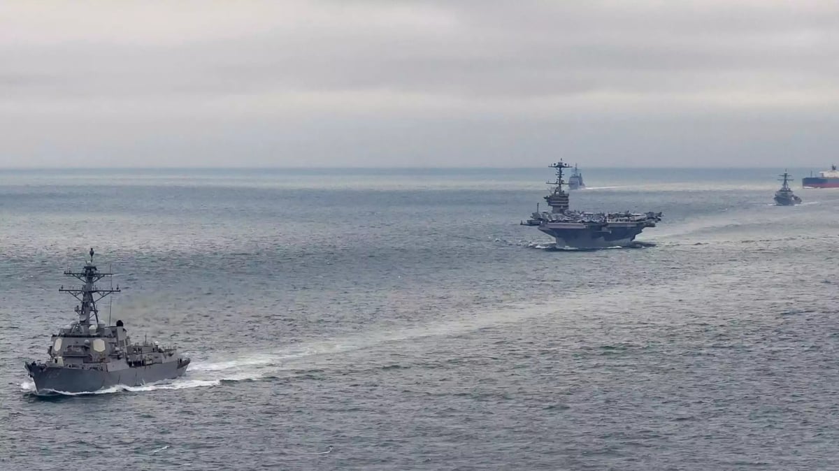 Carrier Strike Group 8 (CSG 8) dans la Manche : porte-avions USS Harry S. Truman entouré de son escorte de destroyers et croiseur lance-missiles.