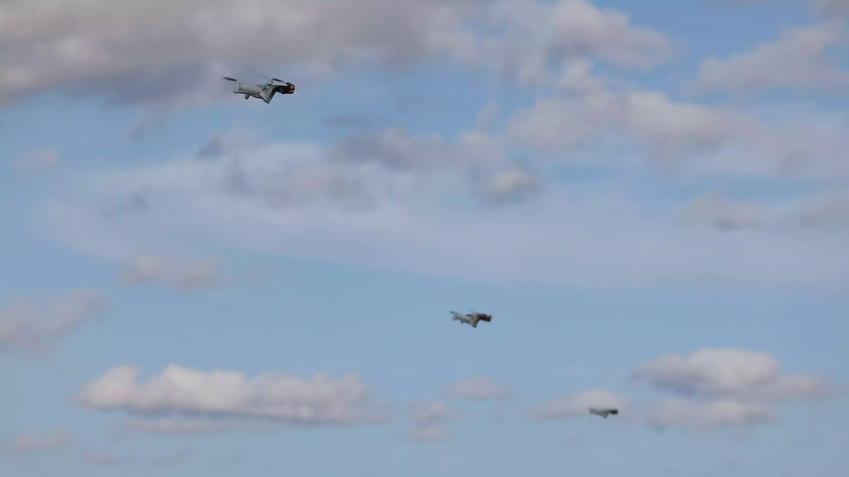 Démonstration du système Cohesion de Thales : trois drones volent en essaim grâce à une intelligence artificielle (16 octobre 2024).