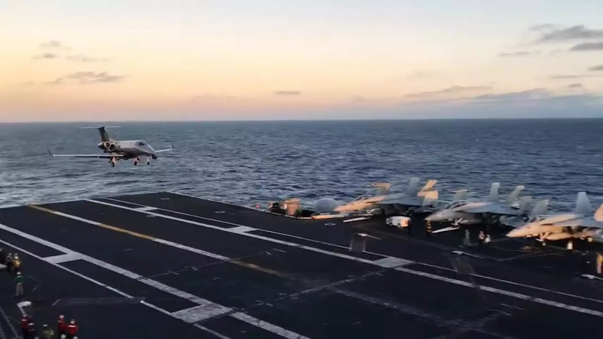 Phenom Camera Ship lors de prises de vue d'appontages sur le porte-avions USS Theodore Roosevelt (CVN-71).