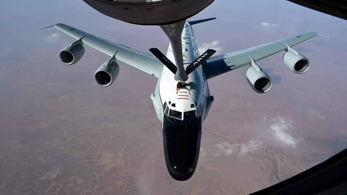 Ravitaillement en vol d'un avion de reconnaissance RC-135W Rivet Joint de la Royal Air Force par un KC-135 Stratotanker de l'USAF (2023).