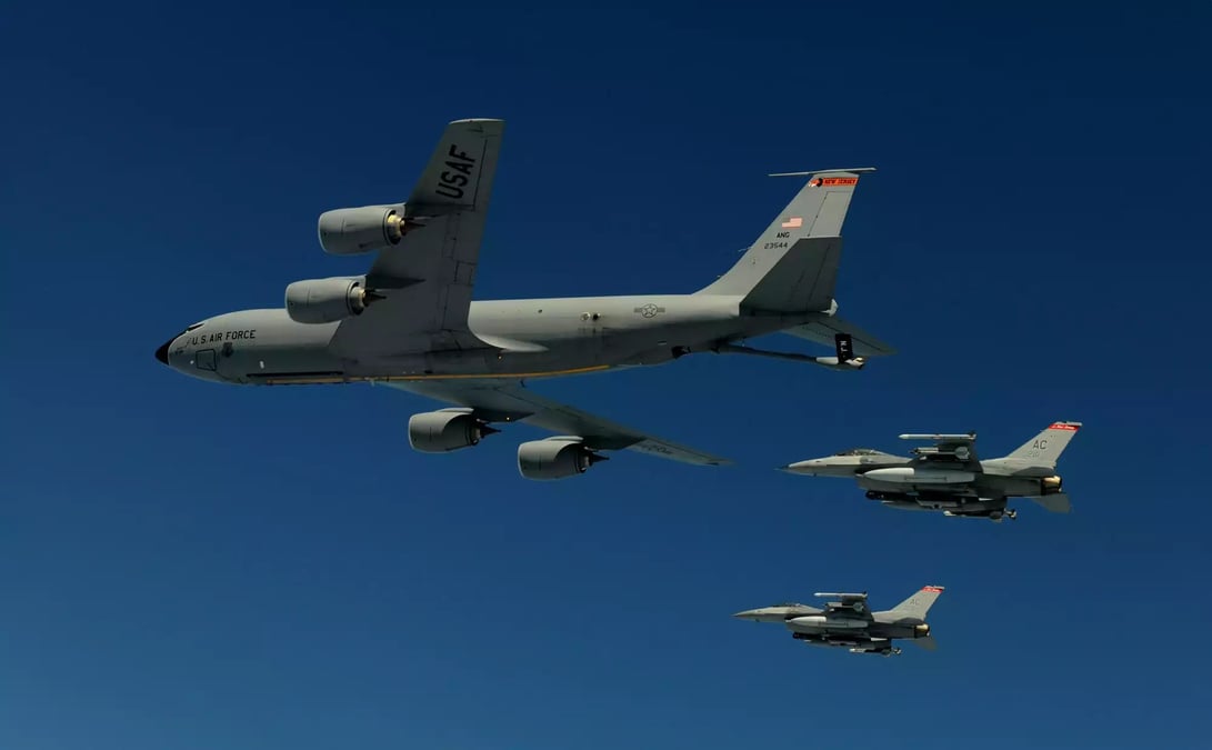 Avion ravitailleur KC-135 Stratotanker et avions de combat F-16 Fighting Falcon de l'US Air Force.